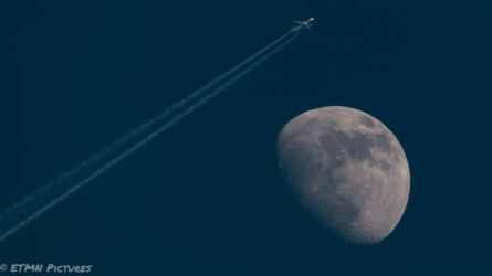 Air Baltic vor dem Mond